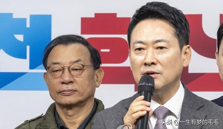 3月15日，韩国国民力量党公荐管理委员会负责人李政贤在党首张东赫亲自劝说下复职，