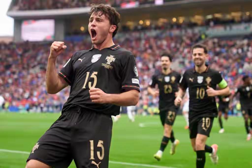 C罗尴尬了！
由于红牌停赛，葡萄牙天王缺席世预赛欧洲区最后一轮葡萄牙对战亚美尼亚