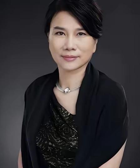 董明珠说：“就得让有钱人多交点税。你看我年薪500万，扣掉45%的税，手里还能剩