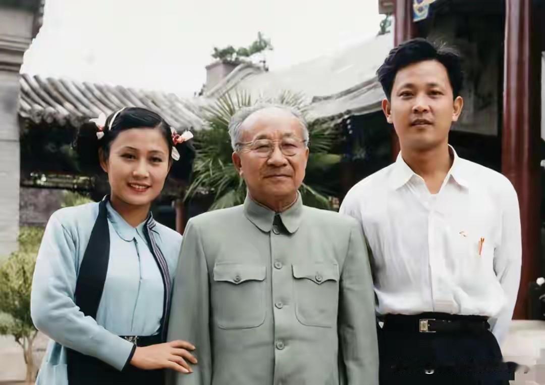 1957年，开国大将张云逸在颐和园接见了来自家乡的琼剧演员，并和他们一起留下这张