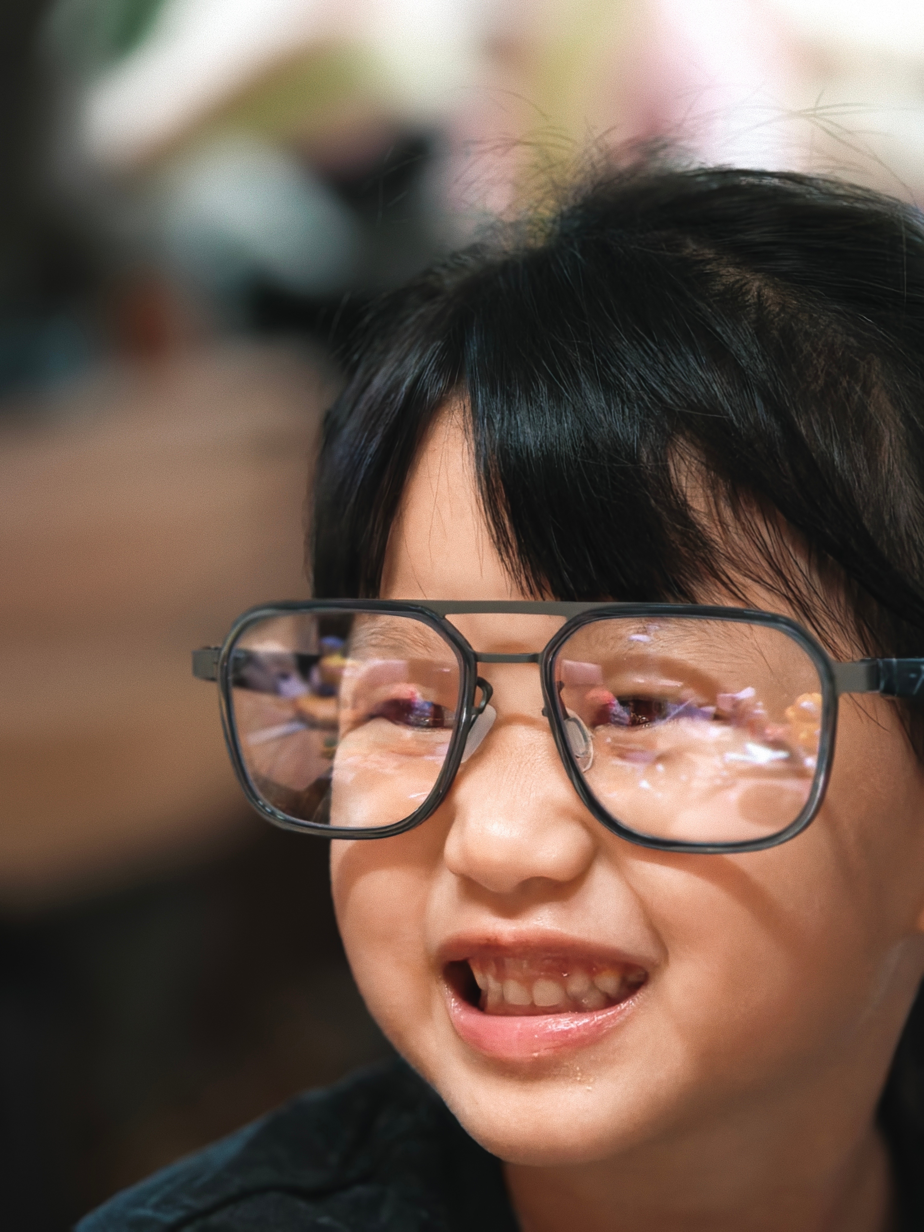 被她发现妈妈眼镜可以听歌之后，非得自己尝试一下[白眼] ​​​