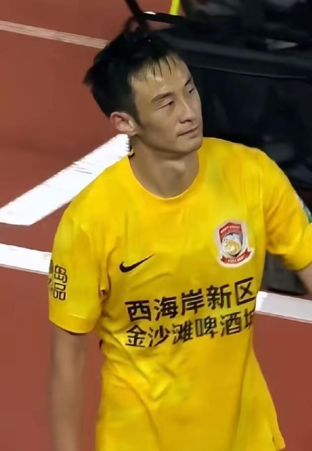 这两年，彭欣力在泰山队不是没上过场，不是没流过汗。一张红牌下来，评论说他是“过路