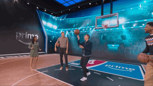 娱乐篮球！老纳什玩杂耍，逗乐泰勒。