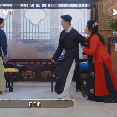 姚冠宇误入姐圈盘丝洞无限超越班何赛飞和刘涛往那一坐，气场就已经拉满了。姚冠宇还在