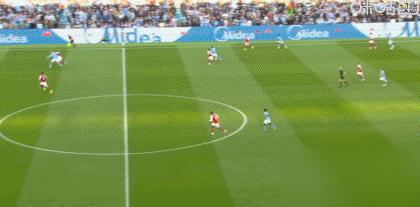 把哈兰德球衣撕成布条，锁喉加头顶，你敢信这都没红牌？阿森纳的“撕衣卫”算是把肉搏