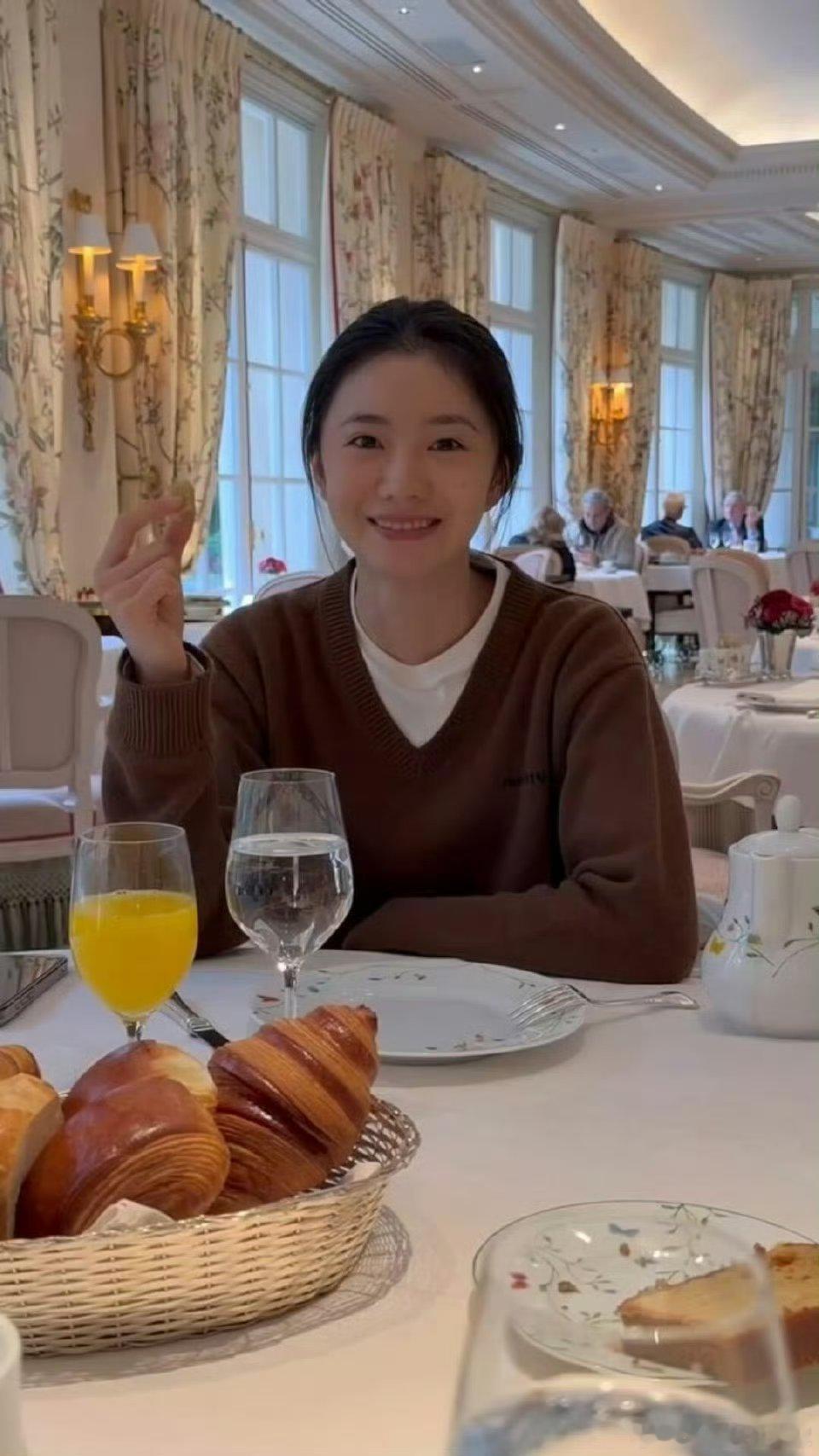 素颜的刘浩存美的好让人心动吧~刘浩存G社生图来啦，真的比精修还好看更灵动 ​​​