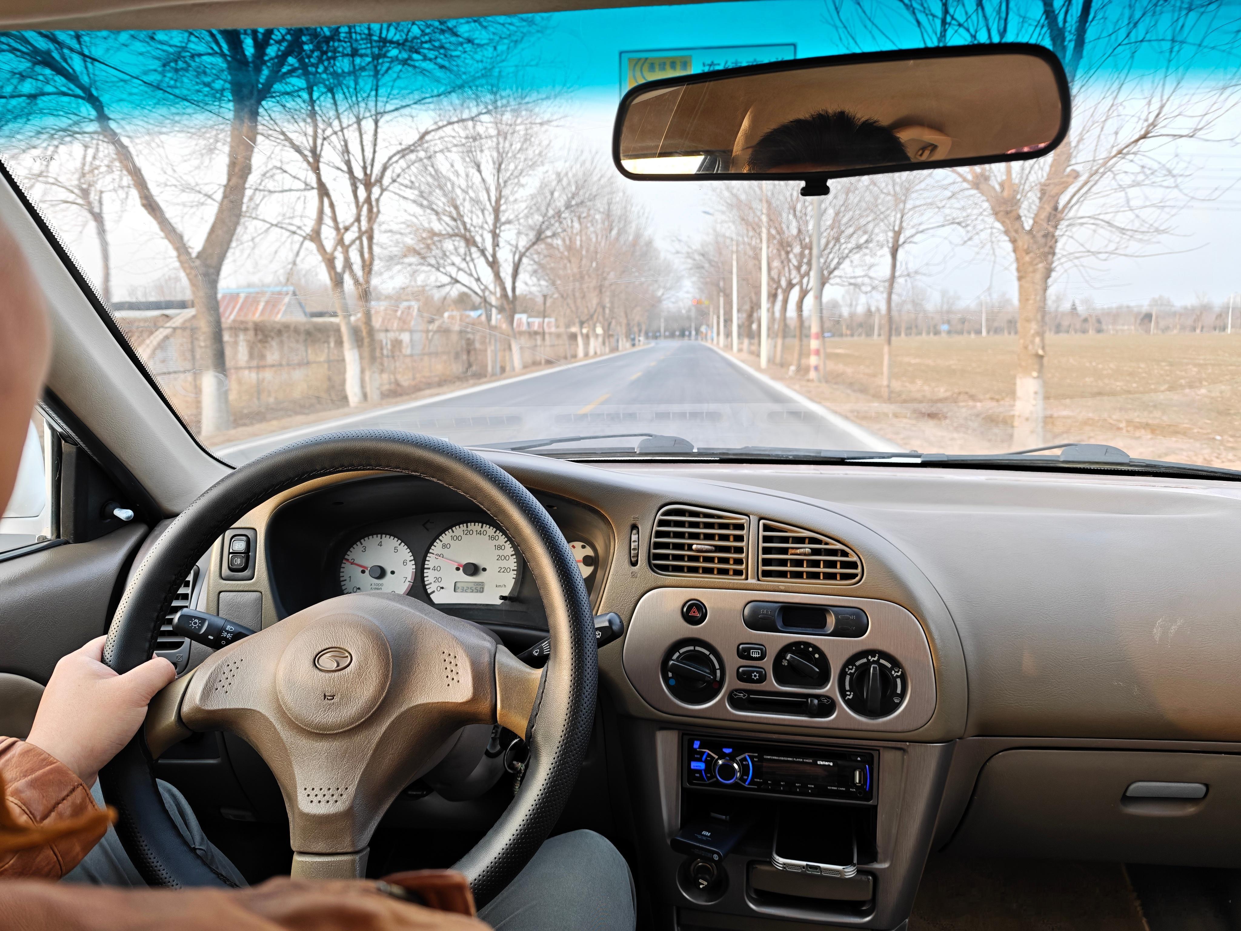 这菱帅虽然只有100马力，但他也只有1.1吨，所以开起来依然非常轻快，日系车独有