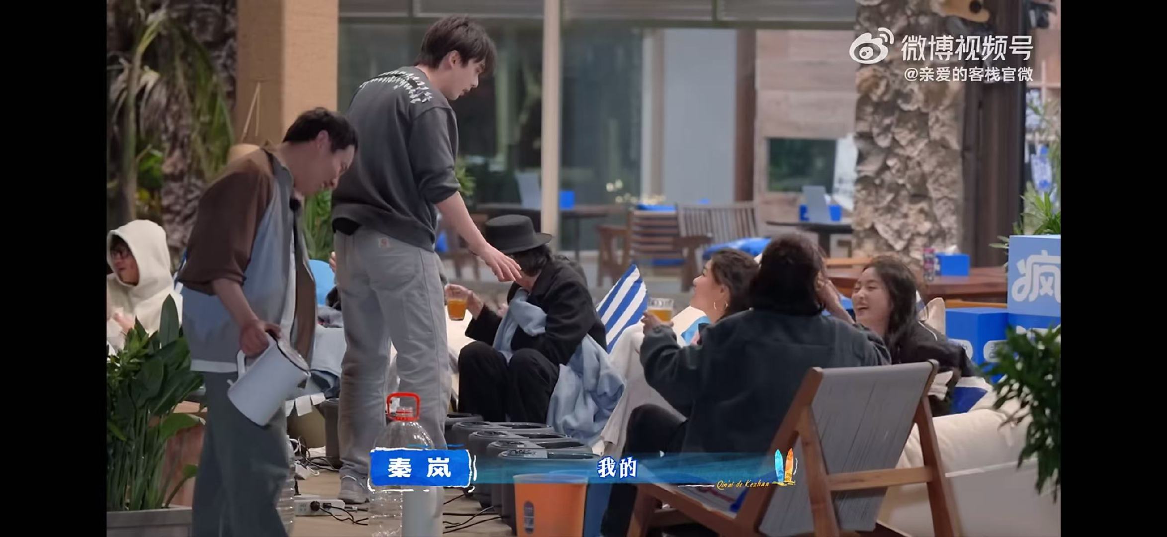 秦岚拿两个垃圾桶泡脚 秦岚泡脚一脚一个垃圾桶亲爱的客栈养生局还得看亲爱的客栈，人