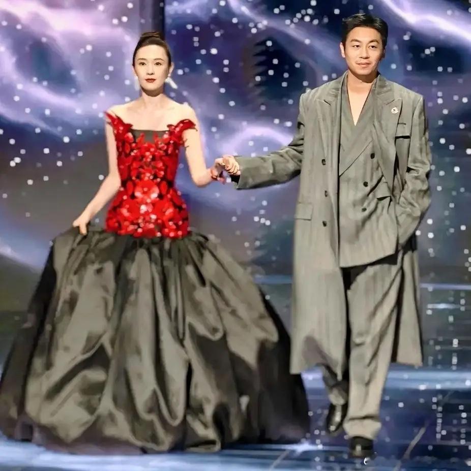 终于搞明白了，童谣和朱亚文在微博之夜同台，不是什么硬凑CP，也不是随便抽签抽到的