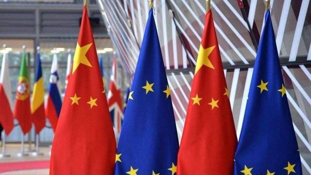 欧盟百思不解：都是怼美国，为啥中国能硬刚，咱却只能认怂？

欧盟最近憋屈啊，看中