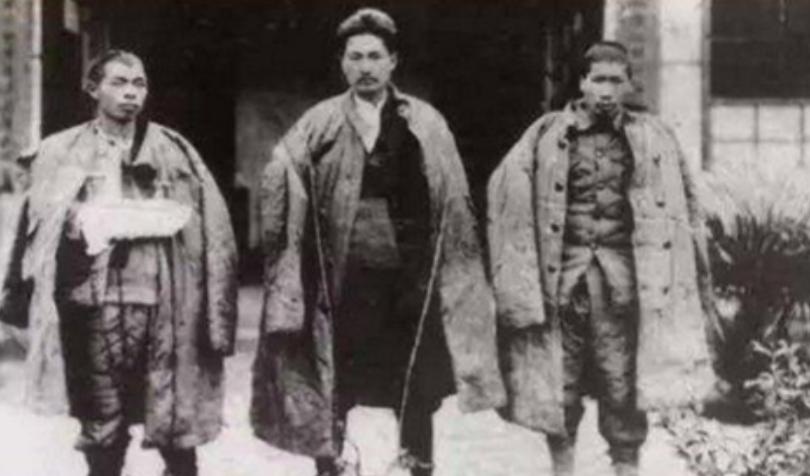 1935 年，王耀武俘虏了一个红军师长，寒冬天他只穿了几件满是补丁的衣服，脚上穿