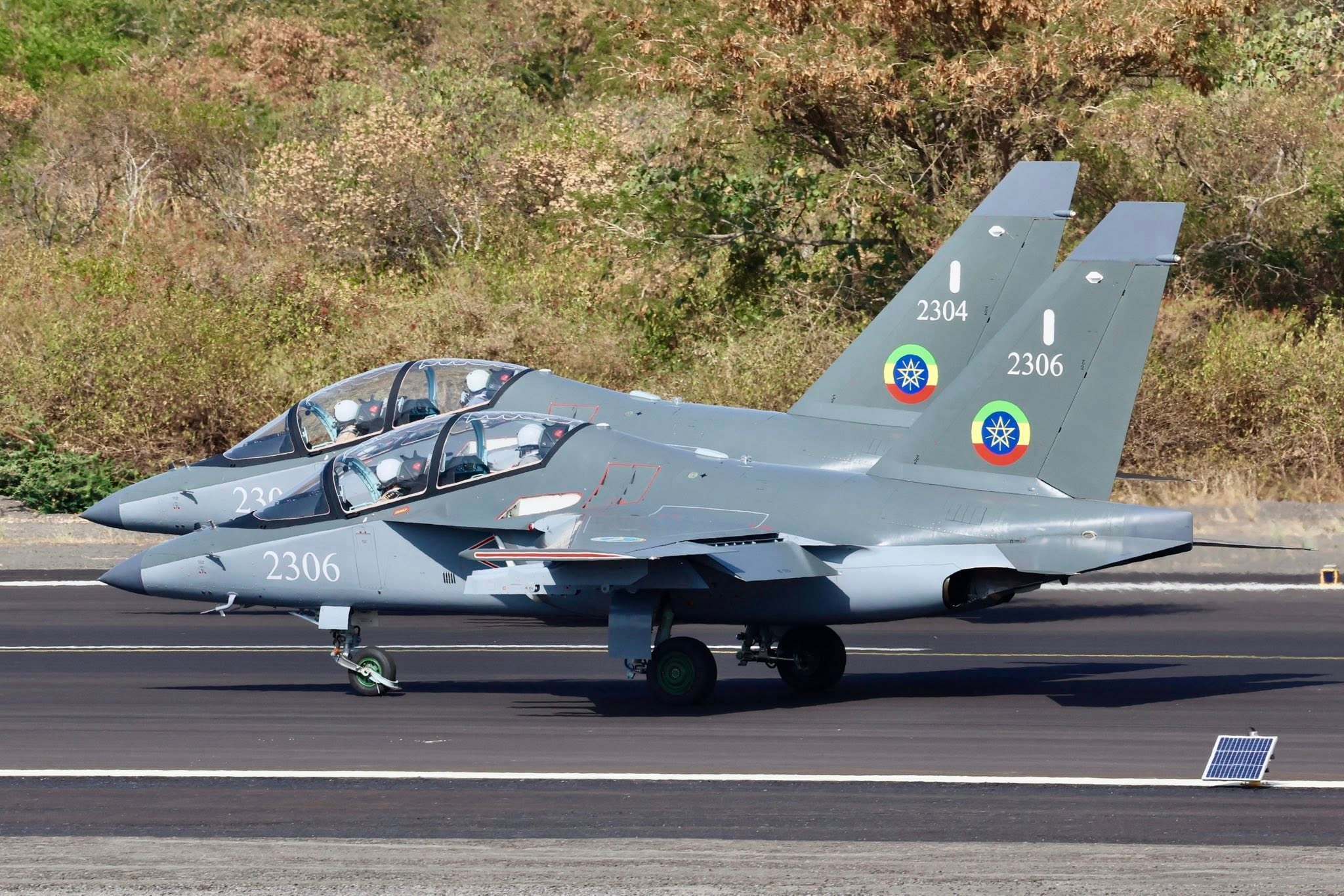 照片证实埃塞俄比亚现已收到6架雅克-130教练机，注册号：2301至2306。 