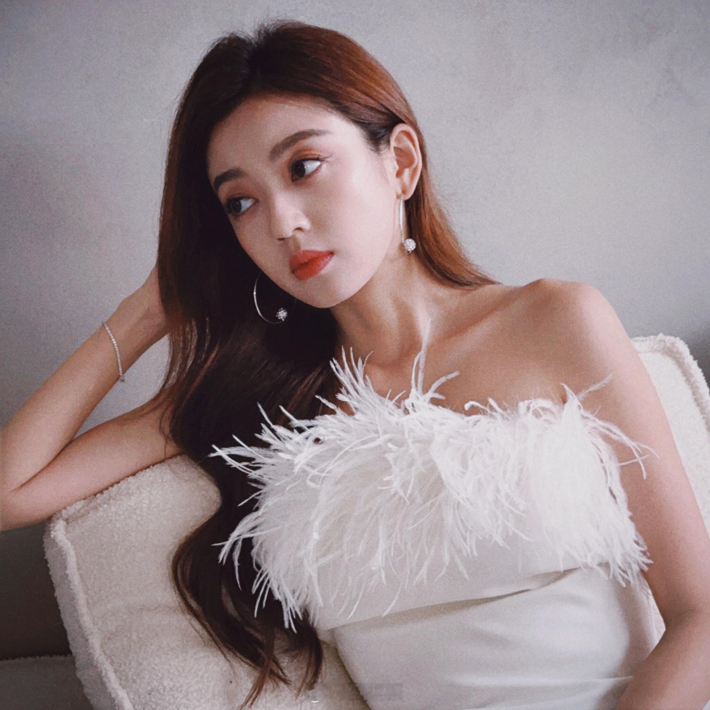 何瑞贤[超话]何瑞贤1104生日快乐陪何瑞贤看云卷云舒 在复制粘贴的时代，你是手