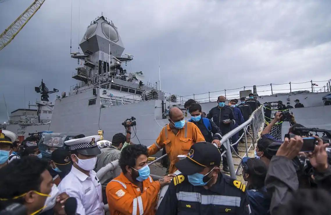 炮火中闯关！香港货船穿越霍尔木兹，中方救援破局，美军软肋全暴露。中东激战第 18