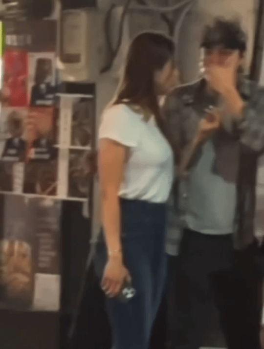 边伯贤和吴世勋，谁跟异性的肢体接触更过分？ 