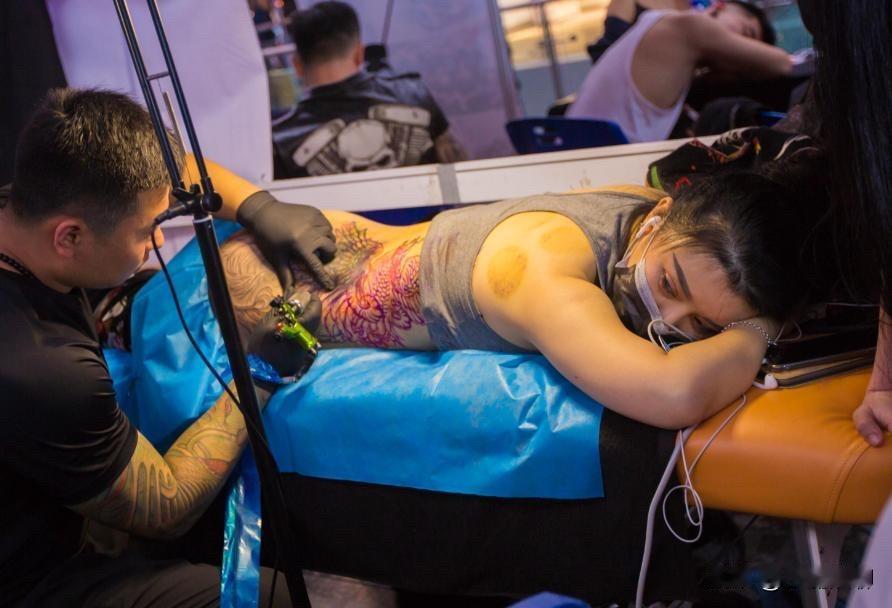 最近刷到不少二十出头姑娘晒隐私部位纹身，觉得“酷”“有个性”？真别冲动！ 

先