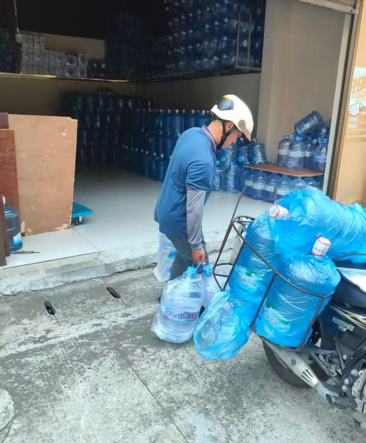 我表哥送桶装水。一桶挣四块钱上楼费。
五楼六楼扛上去是常事，肩膀茧子硬邦邦的。