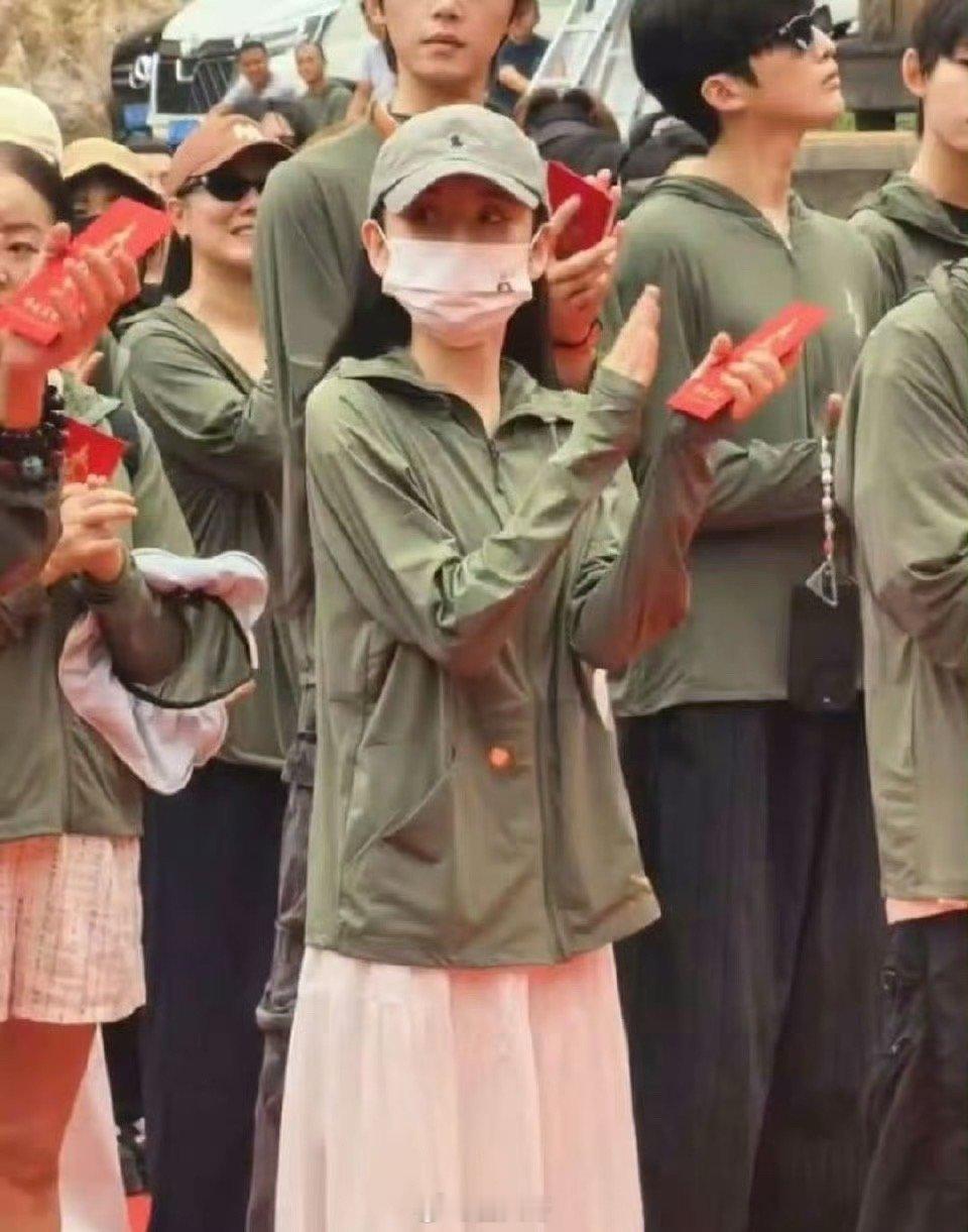 宋祖儿陈鑫海表妹万福开机照宋祖儿、陈鑫海主演的电视剧《表妹万福》今日开机，宋祖儿