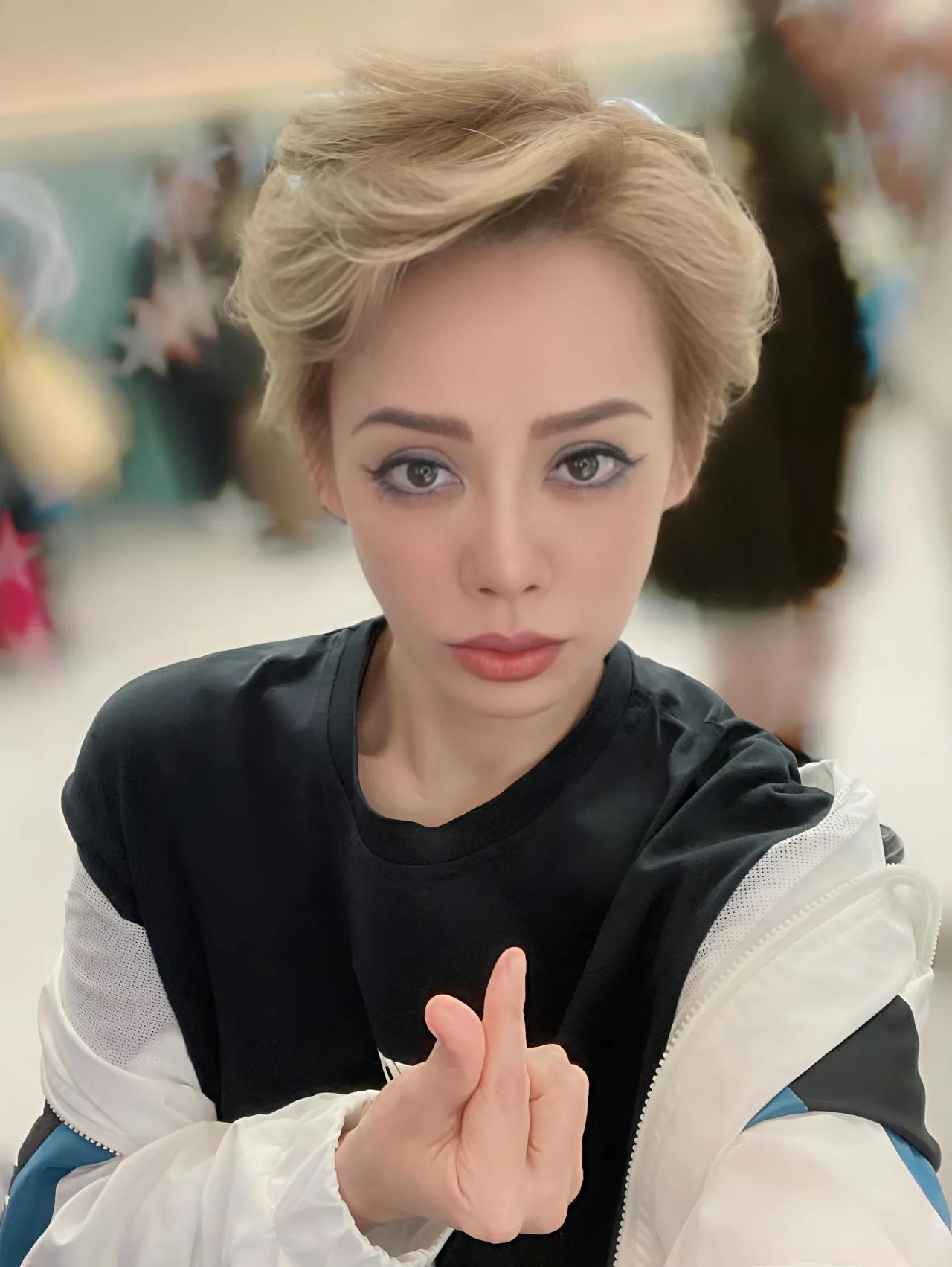 难怪宁静这么自信，

她真的太厉害了！

在《五十公里桃花坞》随便拍个短片都能拿