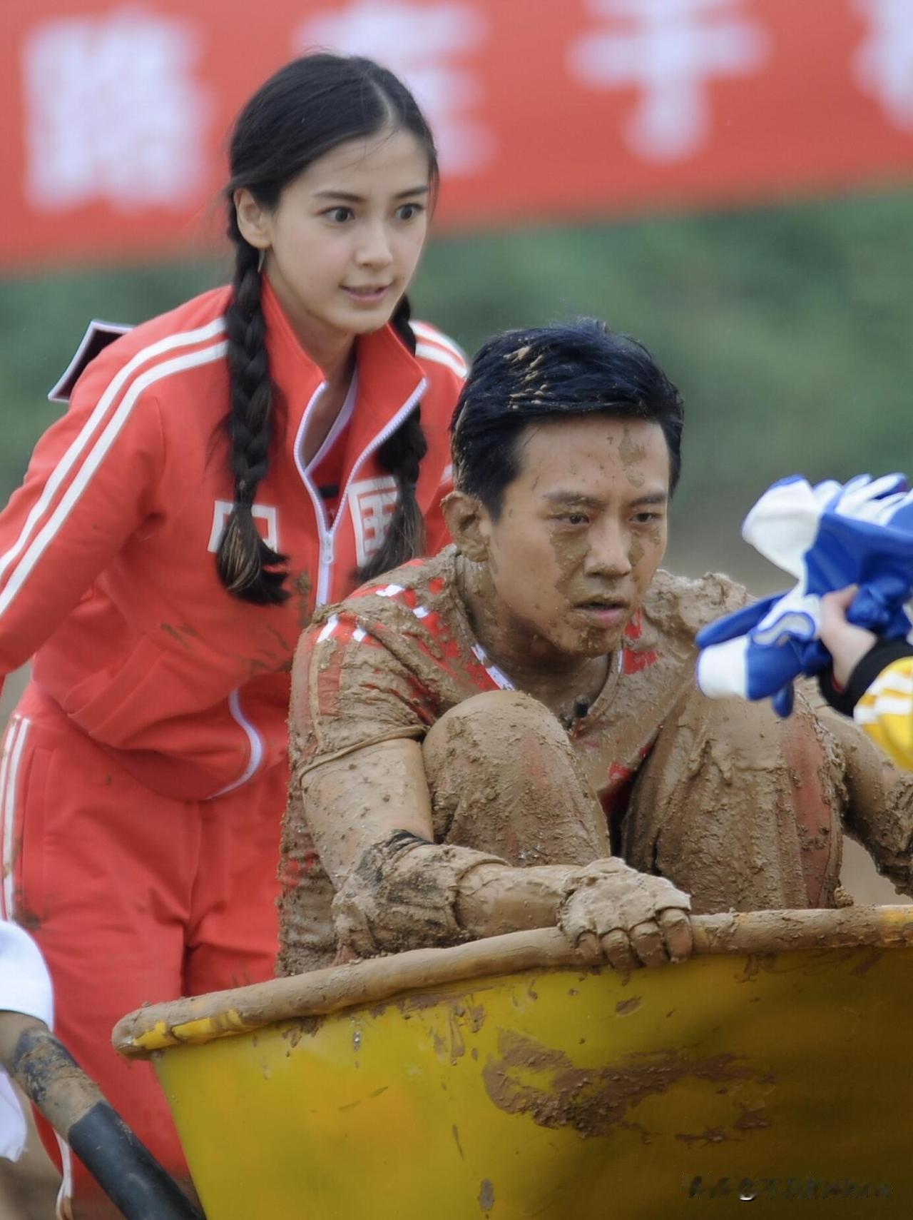 突然刷到综艺《奔跑吧》早期的录制花絮照片，照片上有两人，分别是杨颖和邓超。

邓