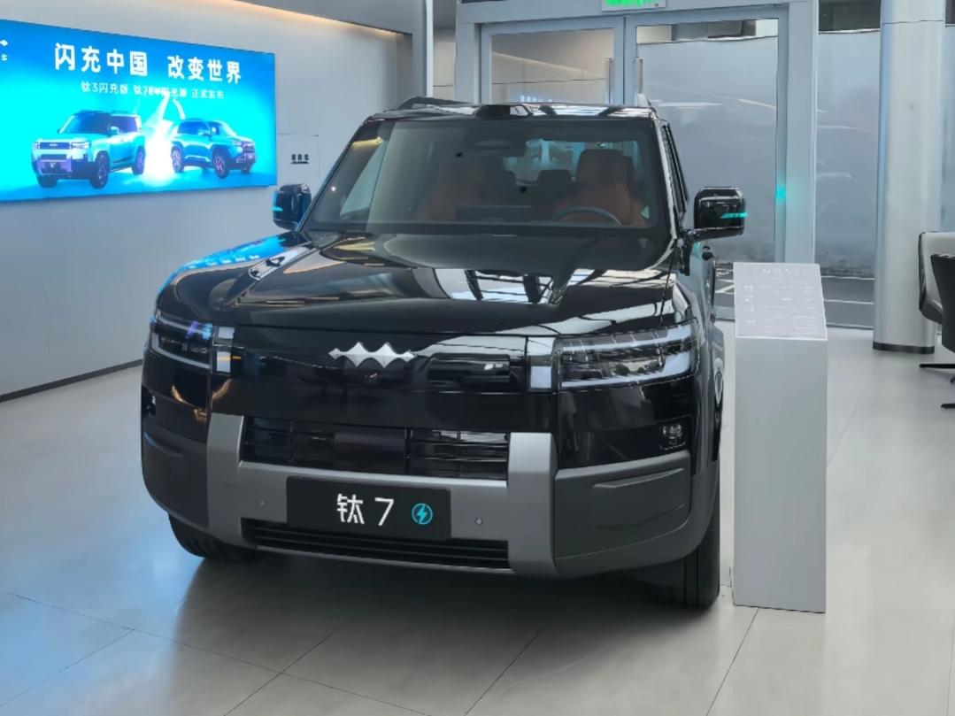 方程豹钛7闪充版19.98万起，方盒硬派造型，大五座内饰宽敞 。搭载二代刀片电池