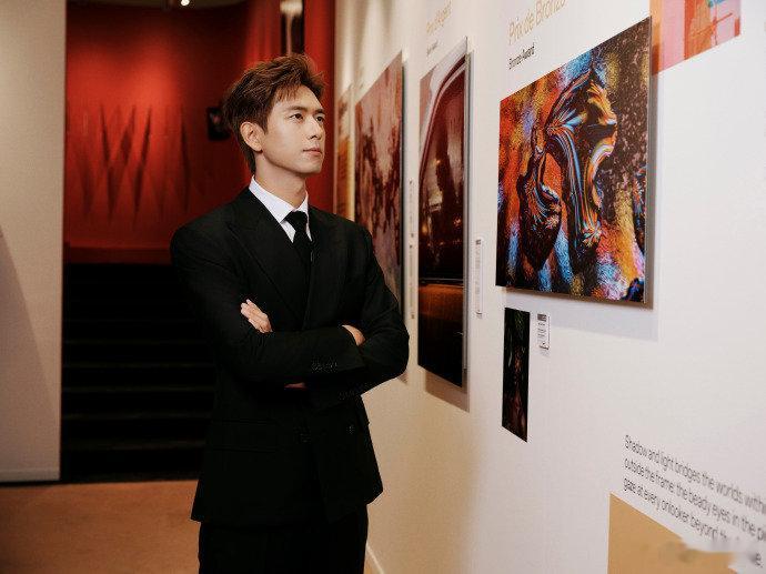 #李现定格巴黎#李现“定格巴黎”魅力非凡，其巴黎plog似浪漫画册，帧帧有故事，