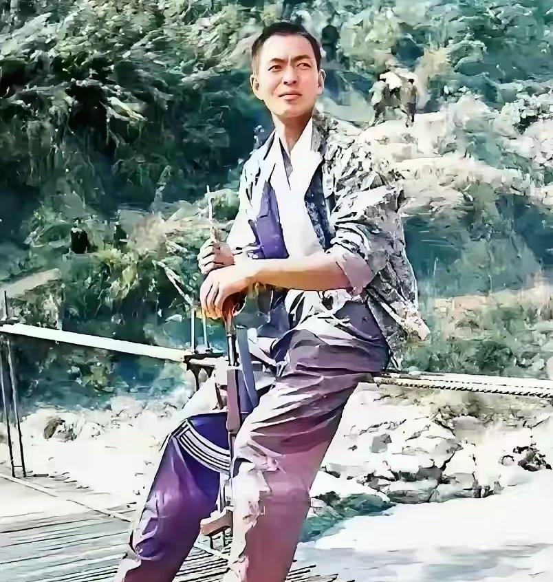 1984年，云南麻栗坡，一张照片定格了一个男人。他抱着冲锋枪，大咧咧地坐在一座吊