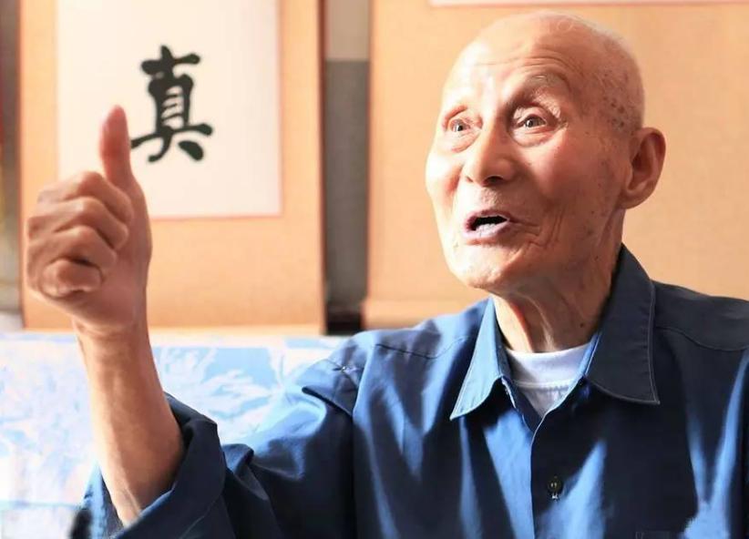 1983年，63岁老人正给领导倒水，领导低头一看，这老人竟穿着空军专用的拉练裤，