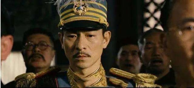 1882年，蔡锷出生在湖南邵阳一个普通农家。没有背景，没有靠山，家里穷得叮当响。