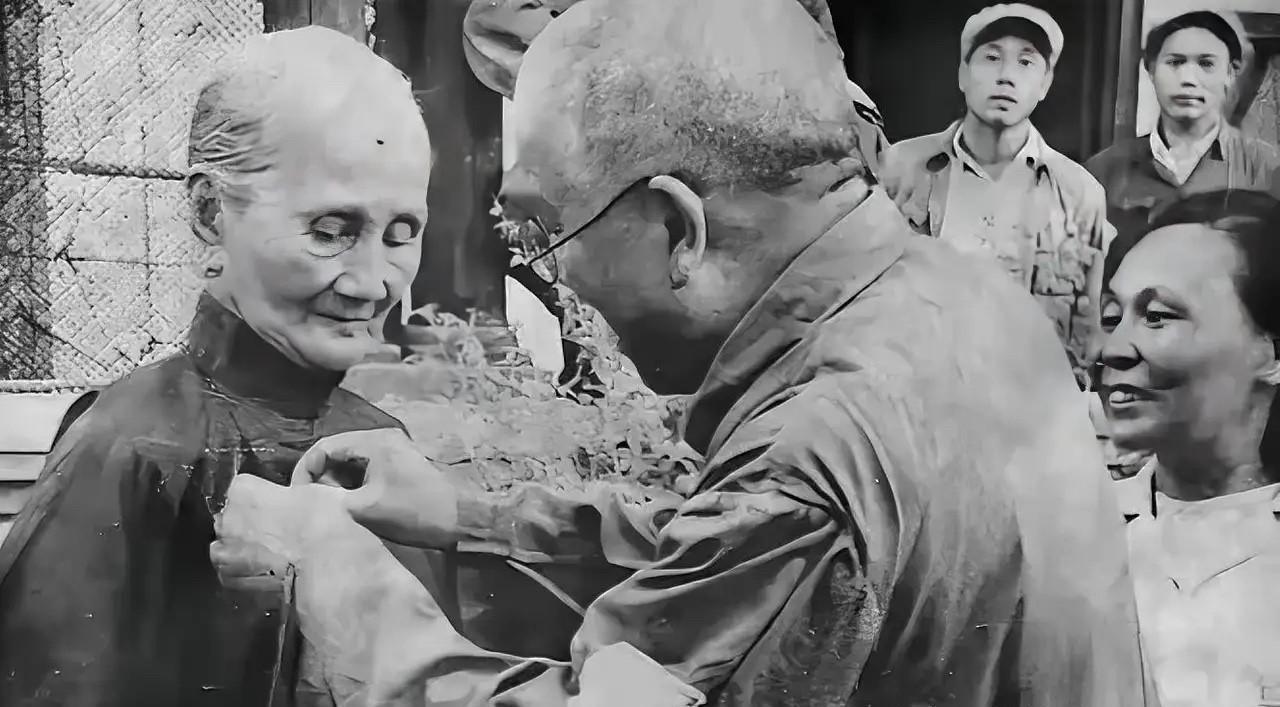方志敏烈士牺牲以后，老母亲过着悲惨的生活，十四年后，新中国成立，老人家被接到省城