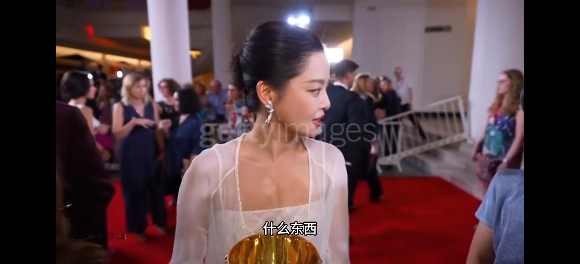 辛芷蕾听完英文提问的反应辛芷蕾：“什么东西”？[不愧是你][哈哈]有人说辛芷蕾应
