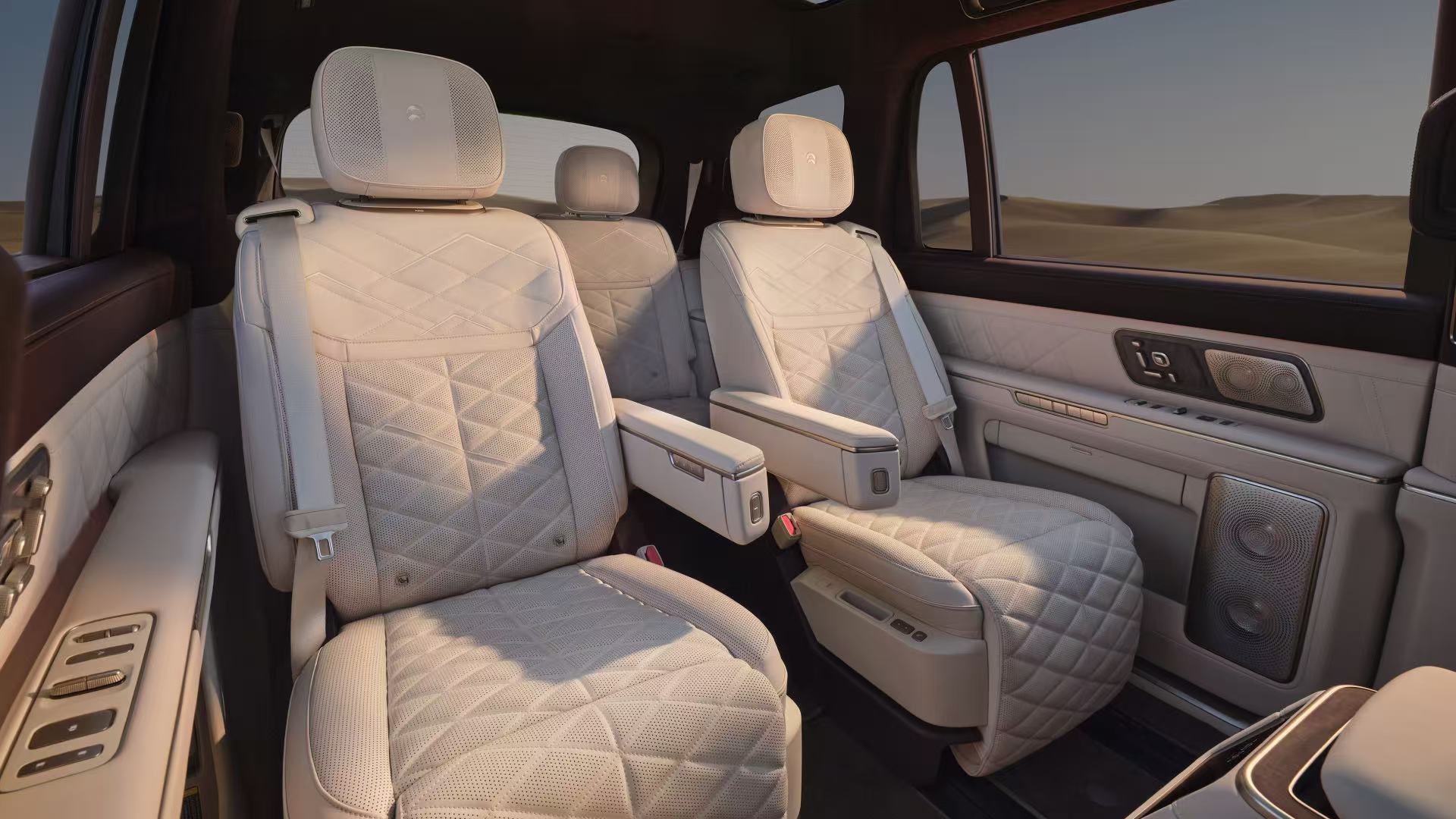 无中岛版，原来长这个样子！小桌板在前排椅背，我估计这个小桌板的水平面，应该也是有