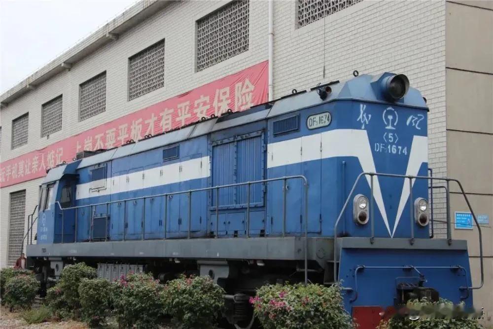 16缸柴油发动机、5000匹马力，这台被车迷亲切称为“金刚芭比”的钢铁巨兽，正是