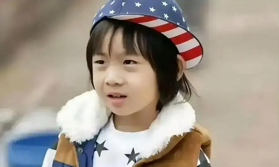 林志颖儿子Kimi低调15年后突然露面，网友直呼认不出。
当年《爸爸去哪儿》里奶