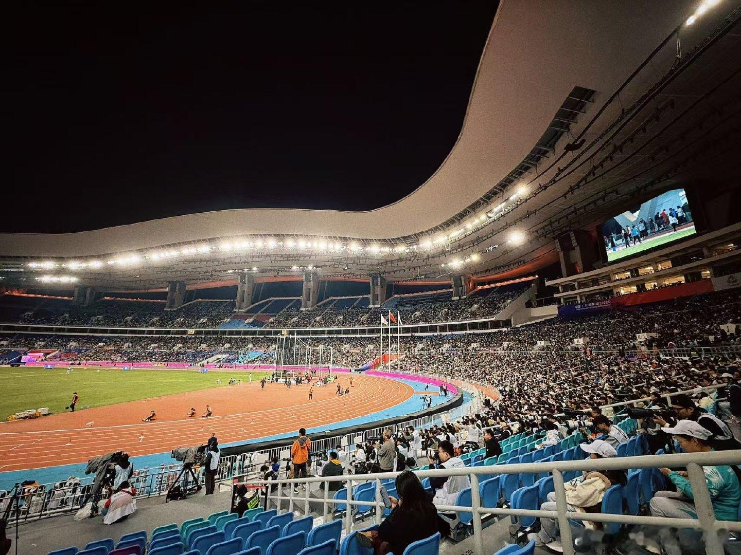 感受每一位运动员的力量，为自己的成长增添新的动力！