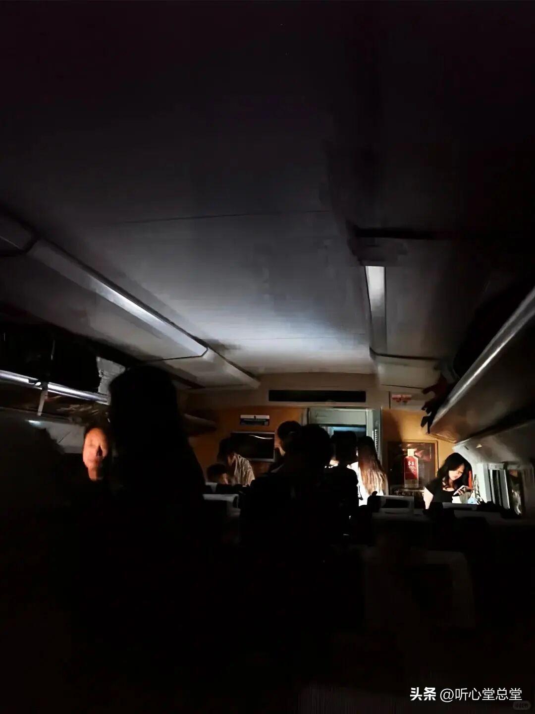 突发！D3665次列车暴雨中被困隧道3小时，有小孩儿都热哭了。
3月29日下午，