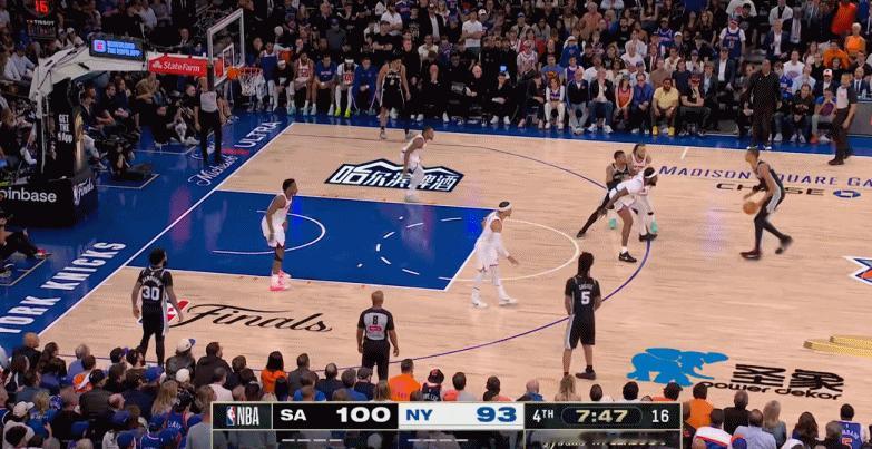 尼克斯挑战这次“隔山打牛”，从3+1变成3分无效，凯尔登进攻犯规。NBA