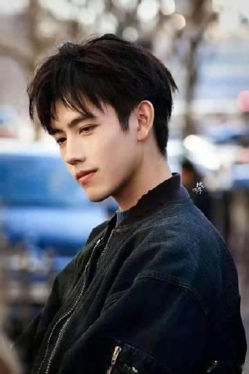 陈飞宇冷脸焊在我心巴上 陈飞宇冷脸时自带清冷滤镜，棱角分明，气质高级又迷人，无需