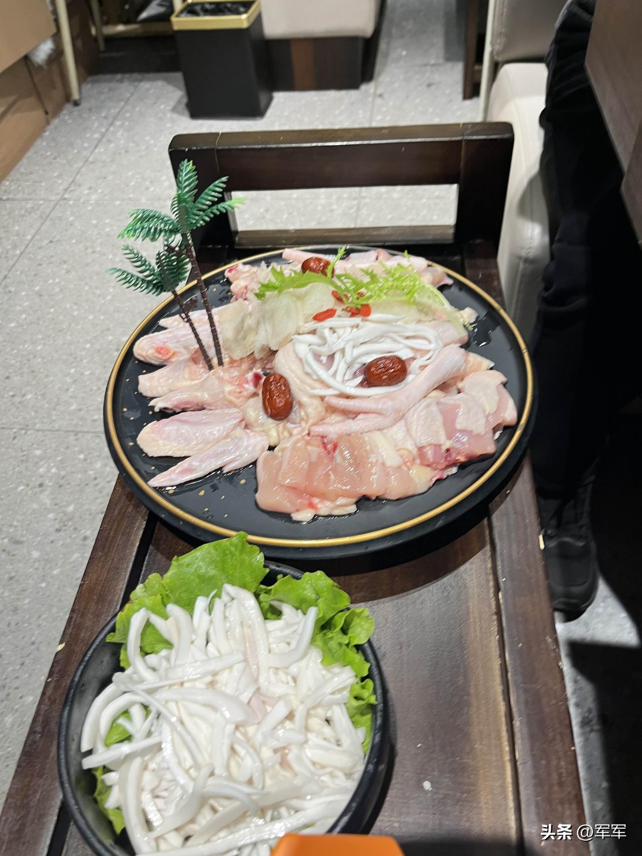 昨天忙活了一天跟婚庆公司沟通。

儿子他们太忙了，回来一次不容易，趁着有空，把该