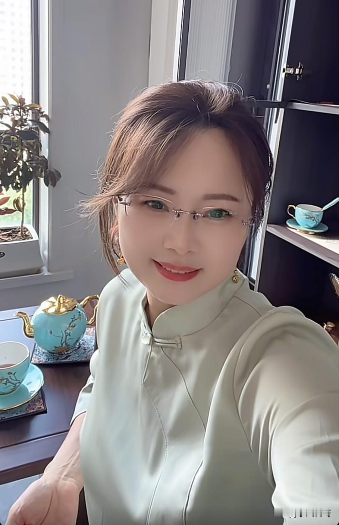 这是我的母亲。百善孝为先，孝顺母亲是需要付出实际行动的。
只要我在家，母亲每次回
