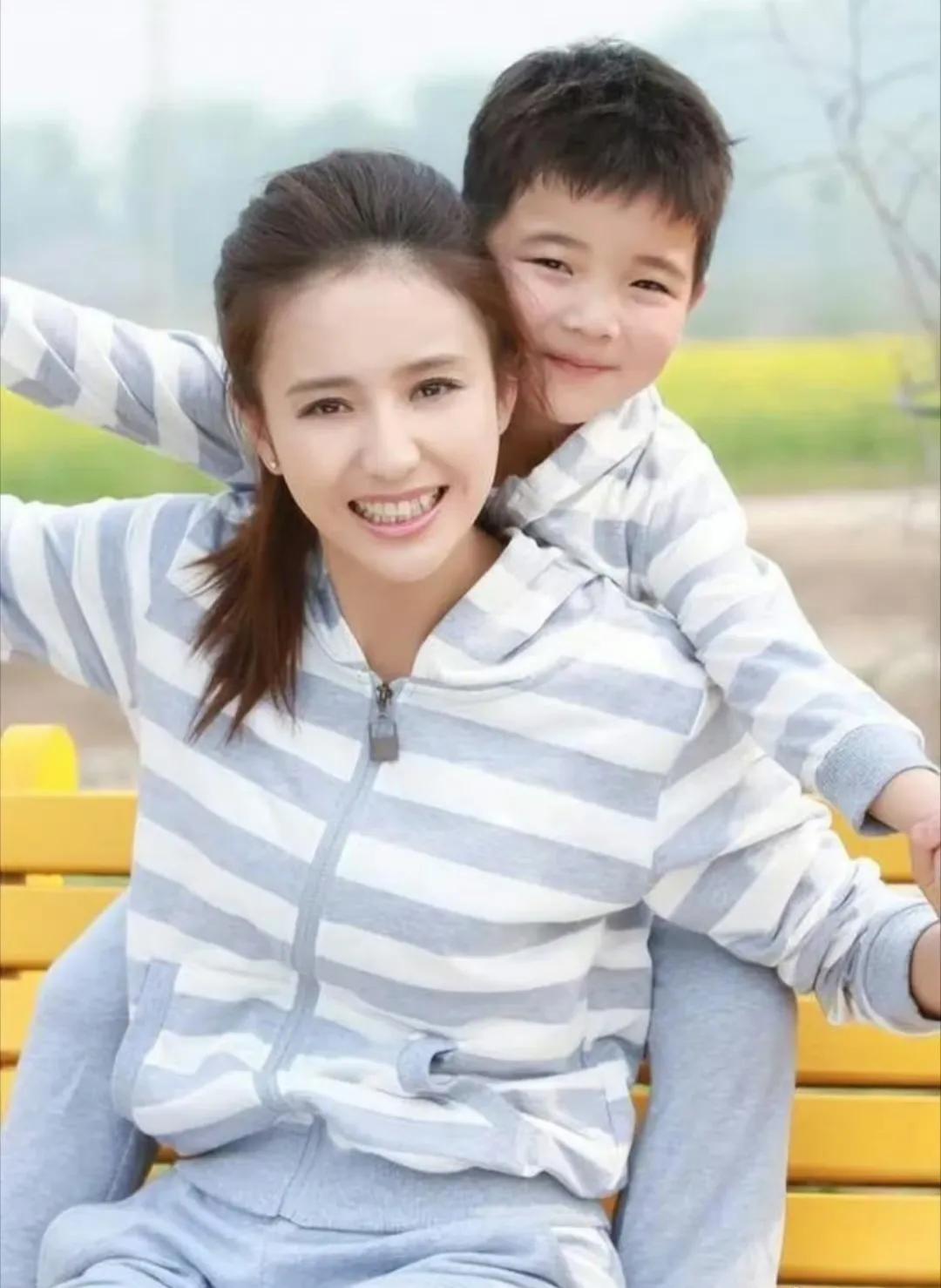 佟丽娅带儿子出游的照片，看起来满屏的幸福感！她和儿子穿着一样的亲子装！满满的都是
