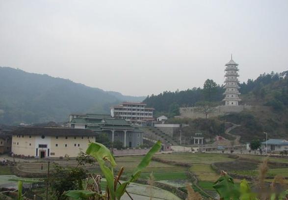 【中川古镇】有“中华第一侨乡”之称。中川古镇，位于福建省龙岩市永定县下洋镇中川村