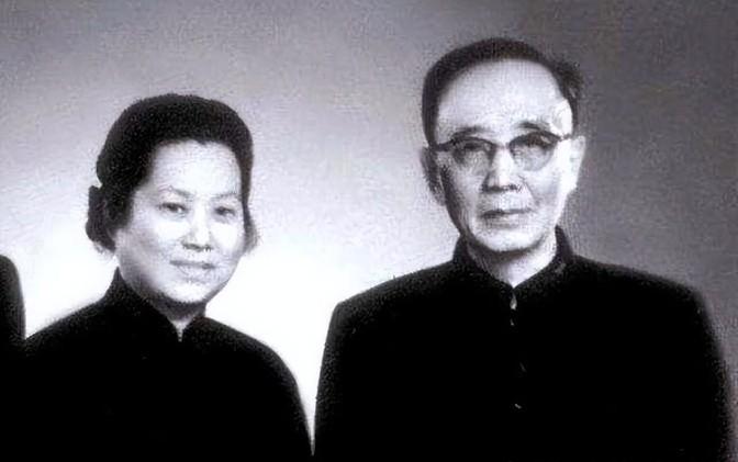 郭沫若死后，小24岁娇妻于立群在帮助他清点遗物时发现一封信，看过之后自缢而亡。这