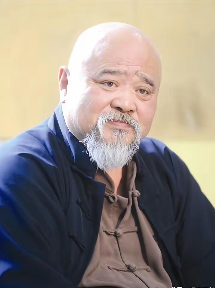 这位老演员，还真会做买卖退休卖烤串，那人还不得疯狂购买吗？