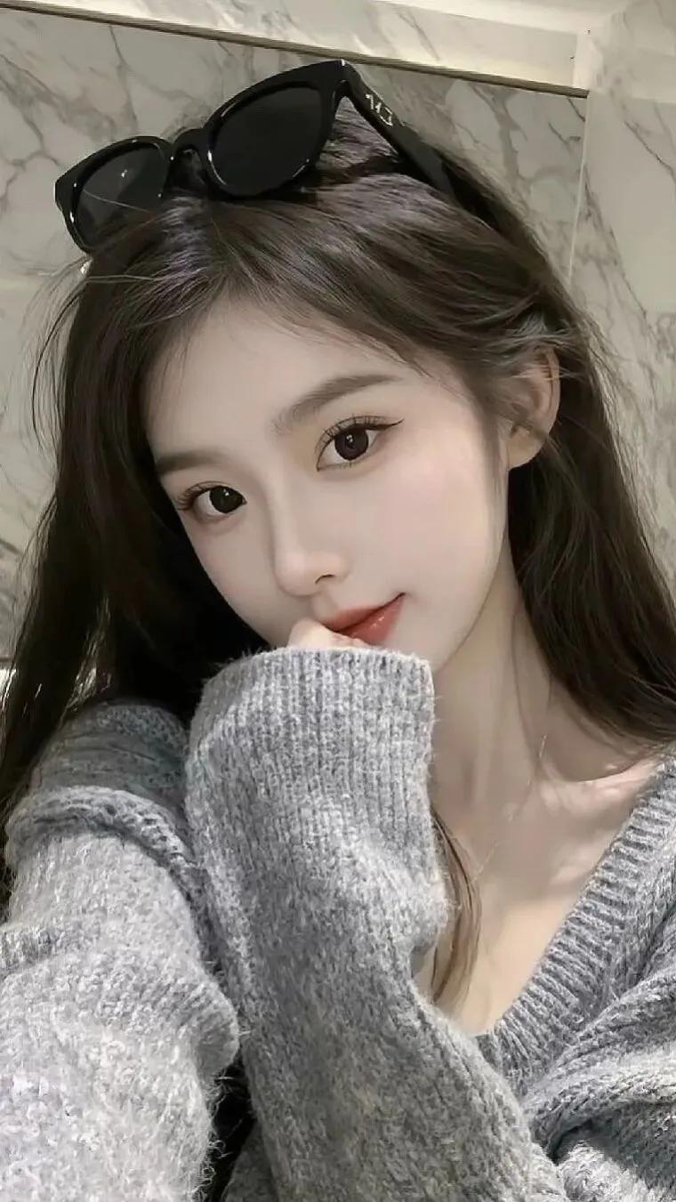 😍 灰色毛衣+墨镜，轻松自在，元气满满！💖👀👌