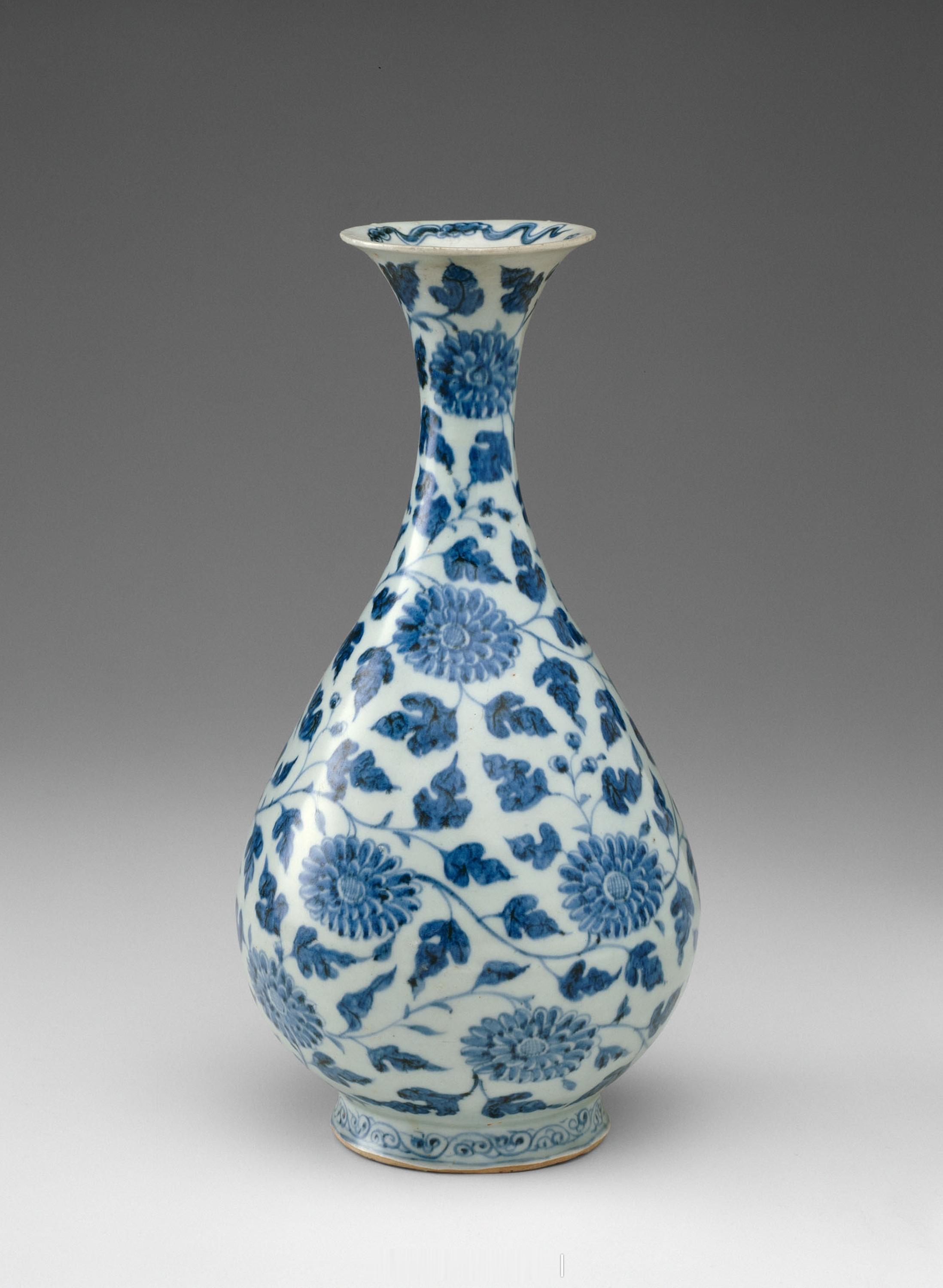 明洪武 青花缠枝菊纹玉壶春瓶尺寸：H. 30 cm diam. 15.1 cm来