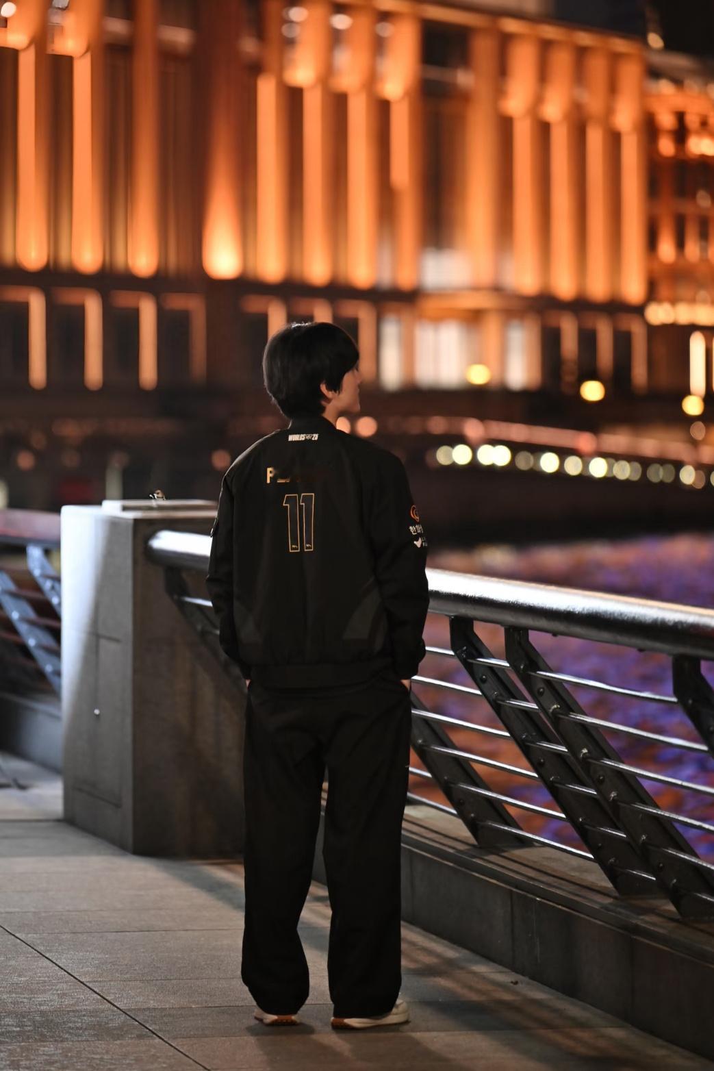 网友偶遇🥜在外滩拍摄期待宣传片的成品[哇][兔子]cr.xhs Riki 海猫