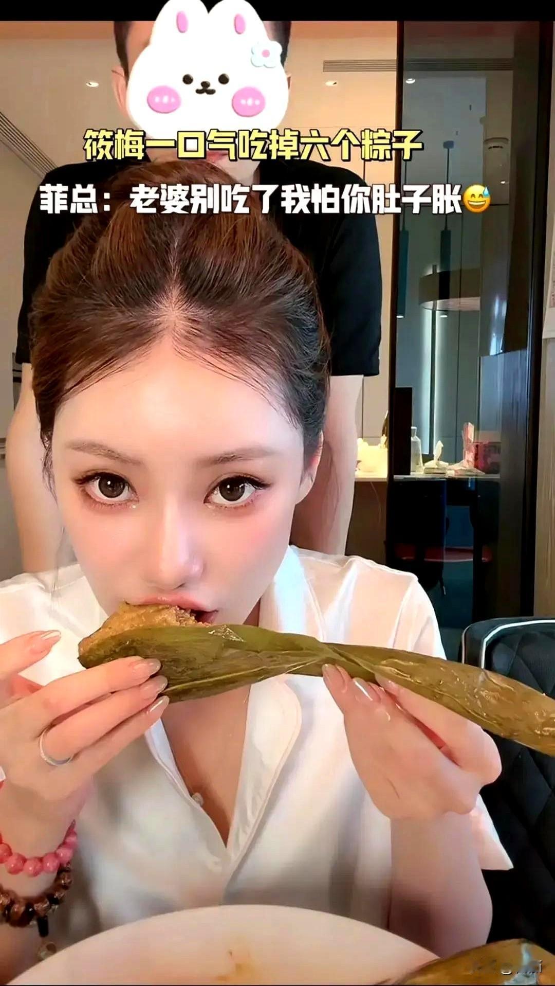 汪小菲直播间这一幕太戳心了！

马筱梅埋头狂炫六个粽子的时候，旁边汪小菲那声"老