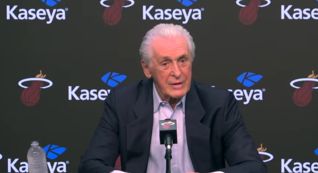 在被问及对“球员涉赌”的看法时，莱利表示：“这是球员在职业生涯中最愚蠢的行为。对