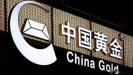 广东，女子带孩子逛街时，被一款黄金小手镯icon吸引，便让孩子试戴。谁能想到，取